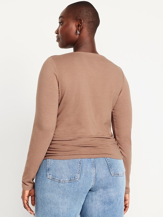 L'image numéro 6 présente Haut froncé à encolure fendue et à manches longues