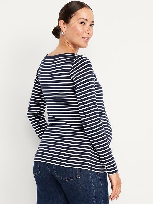 L'image numéro 2 présente T-shirt moulant à encolure bateau de maternité