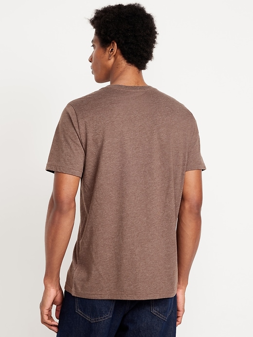 L'image numéro 2 présente T-shirt à col en V pour Homme