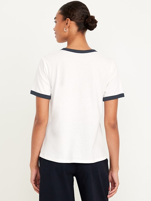 L'image numéro 2 présente T-shirt passe-partout à bords contrastants avec logo et imprimé