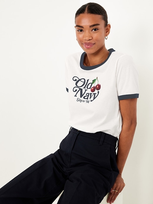 L'image numéro 3 présente T-shirt passe-partout à bords contrastants avec logo et imprimé