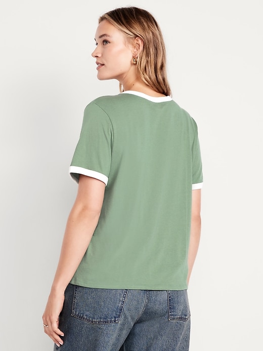 L'image numéro 7 présente T-shirt passe-partout à bords contrastants avec logo et imprimé