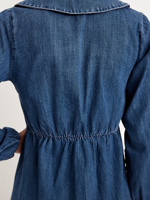 L'image numéro 5 présente Robe courte ajustée et évasée en denim à col et à manches longues