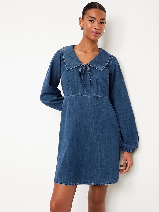 L'image numéro 3 présente Robe courte ajustée et évasée en denim à col et à manches longues