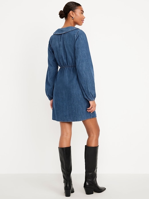 L'image numéro 2 présente Robe courte ajustée et évasée en denim à col et à manches longues