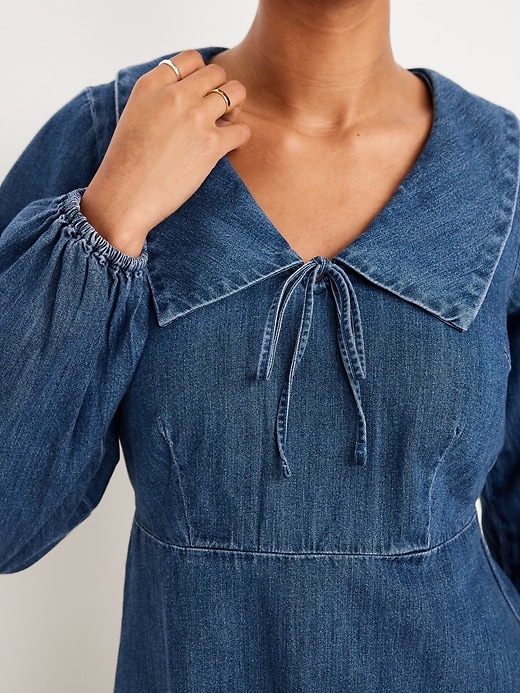 L'image numéro 4 présente Robe courte ajustée et évasée en denim à col et à manches longues