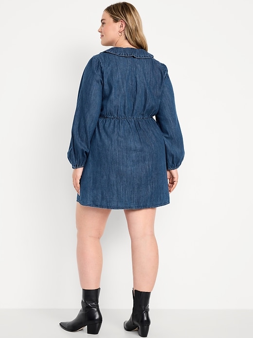 L'image numéro 9 présente Robe courte ajustée et évasée en denim à col et à manches longues