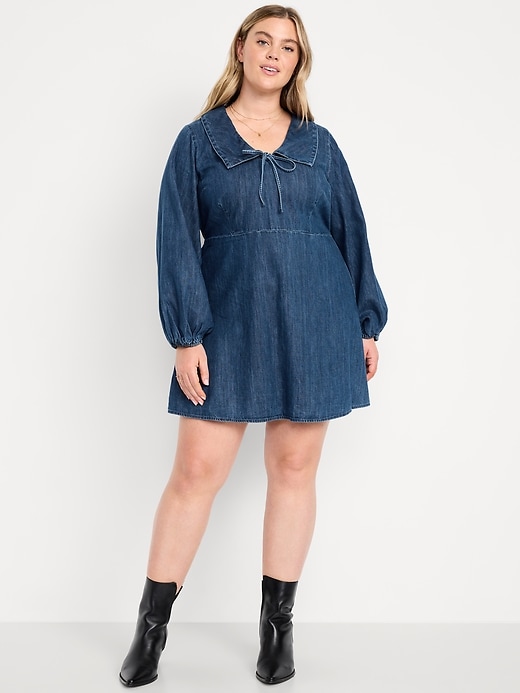 L'image numéro 8 présente Robe courte ajustée et évasée en denim à col et à manches longues
