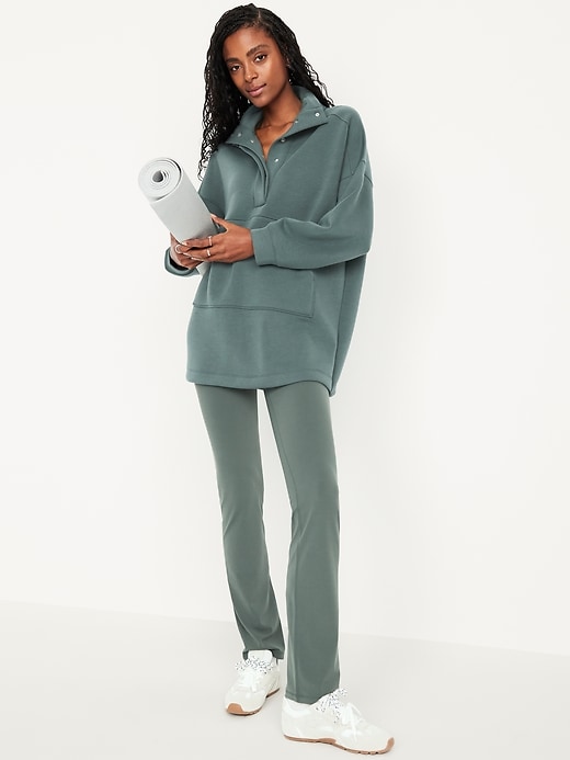 L'image numéro 3 présente Tunique surdimensionnée en molleton raffiné à boutons-pression sur le devant