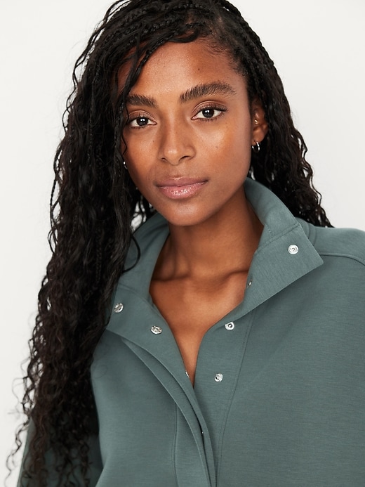 L'image numéro 5 présente Tunique surdimensionnée en molleton raffiné à boutons-pression sur le devant