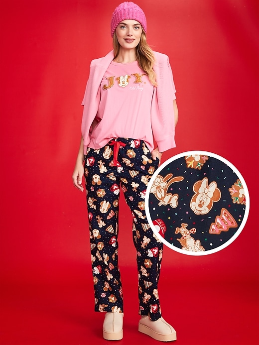 L'image numéro 1 présente Pantalon de pyjama à taille mi-basse en flanelle à motif Old Navy x Disney pour femme