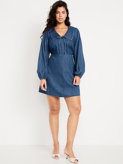 L'image numéro 6 présente Robe courte ajustée et évasée en denim à col et à manches longues