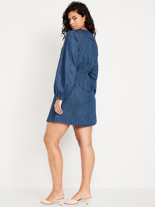 L'image numéro 7 présente Robe courte ajustée et évasée en denim à col et à manches longues