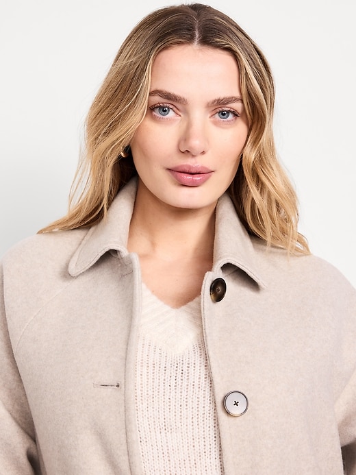 L'image numéro 4 présente Imperméable boutonné sur le devant