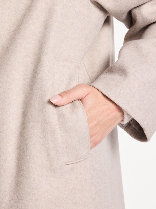 L'image numéro 5 présente Imperméable boutonné sur le devant