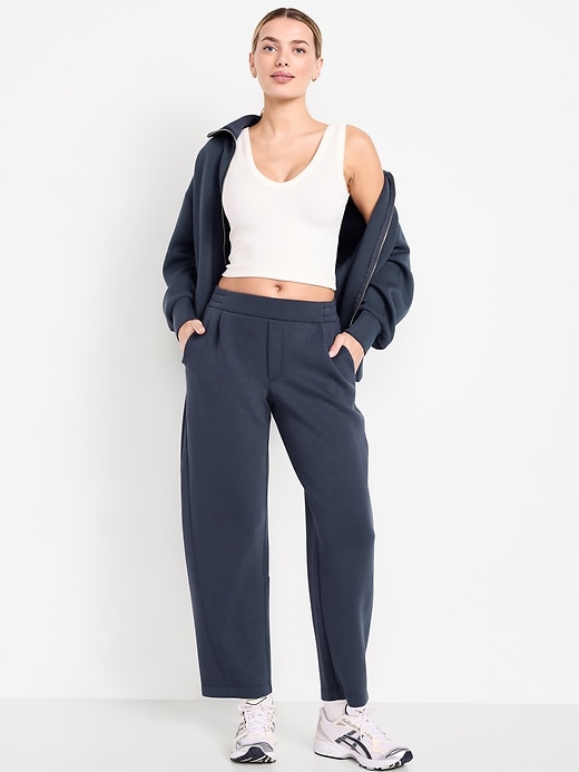 L'image numéro 8 présente Pantalon en molleton raffiné coupe baril à taille haute