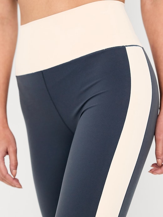 L'image numéro 3 présente Legging StudioSmooth à taille très haute longueur 7/8