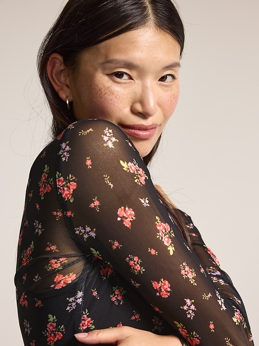 L'image numéro 4 présente Haut diaphane à manches longues Old Navy x Anna Sui