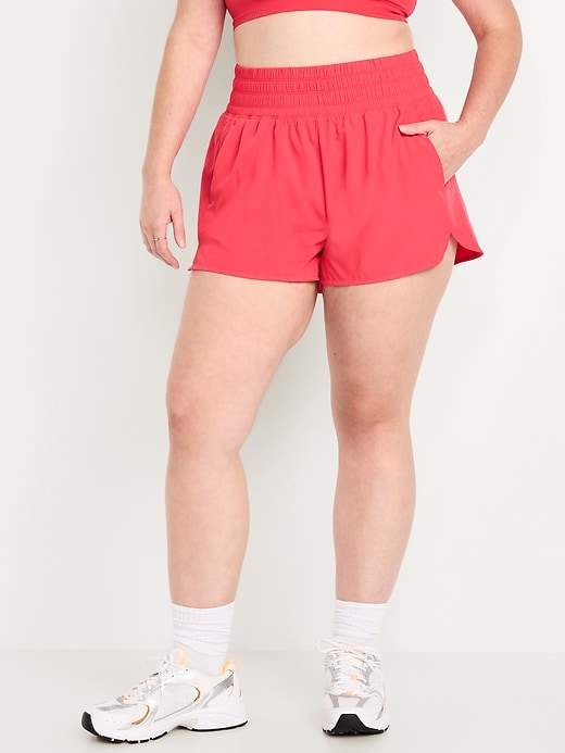 L'image numéro 5 présente Short de course froissé à taille très haute, entrejambe de 7,5 cm