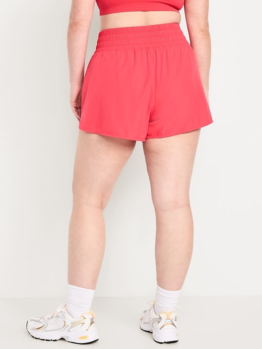 L'image numéro 6 présente Short de course froissé à taille très haute, entrejambe de 7,5 cm