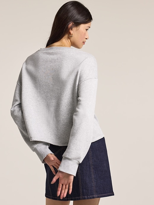 L'image numéro 2 présente Chandail ras du cou en molleton à imprimé Old Navy x Anna Sui