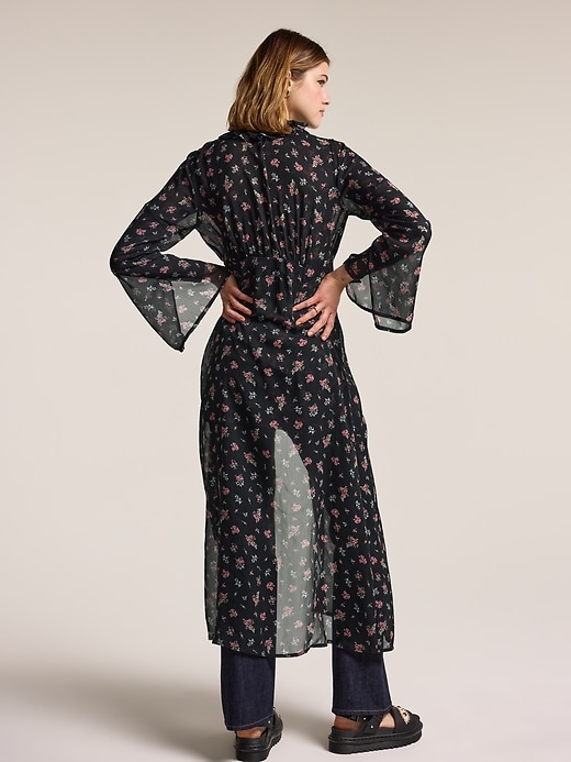 L'image numéro 2 présente Peignoir à nouer sur le devant en mousseline Old Navy x Anna Sui