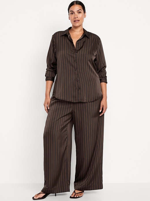 L'image numéro 2 présente Pantalon en satin à jambe large à taille haute