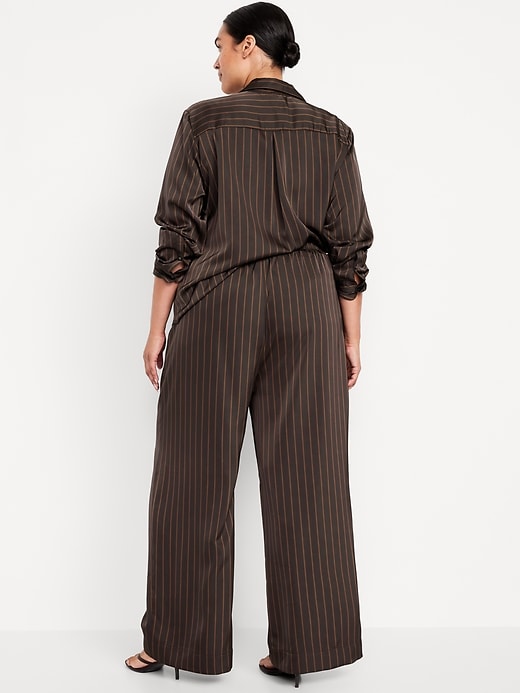 L'image numéro 3 présente Pantalon en satin à jambe large à taille haute