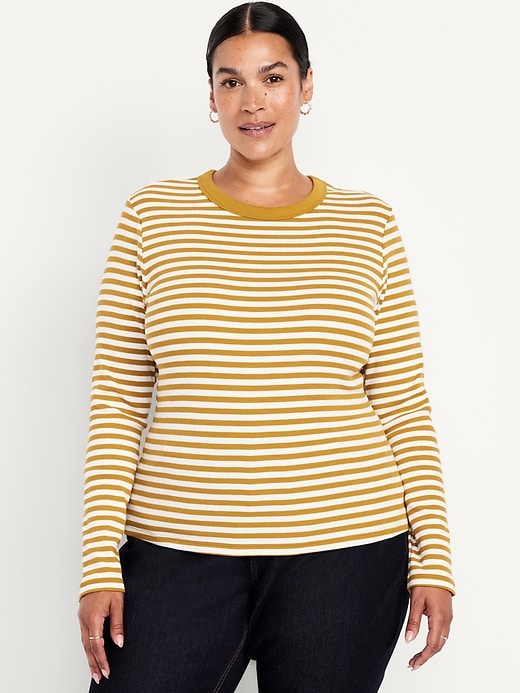 L'image numéro 7 présente T-shirt ajusté à col rond et à manches longues