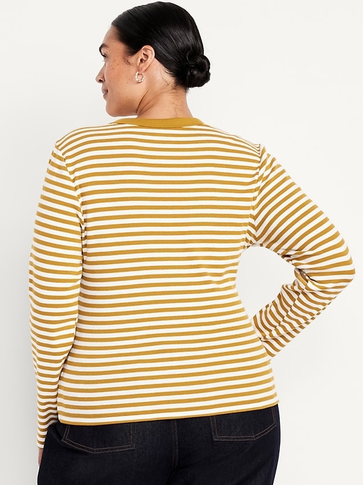 L'image numéro 8 présente T-shirt ajusté à col rond et à manches longues