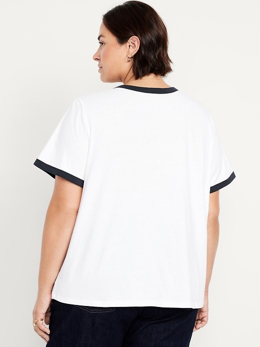 L'image numéro 9 présente T-shirt passe-partout à bords contrastants avec logo et imprimé