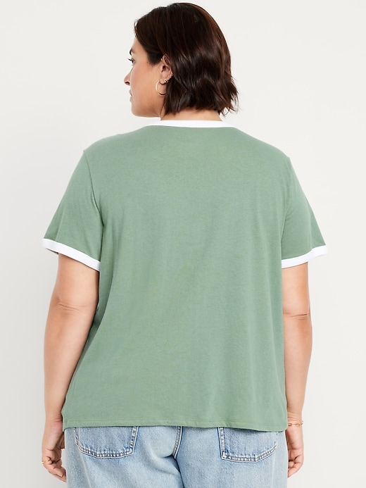 L'image numéro 9 présente T-shirt passe-partout à bords contrastants avec logo et imprimé