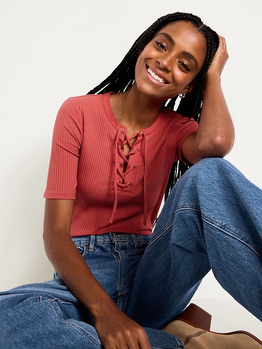 L'image numéro 3 présente Haut lacé à manches courtes