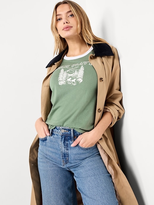 L'image numéro 3 présente T-shirt passe-partout à bords contrastants avec logo et imprimé