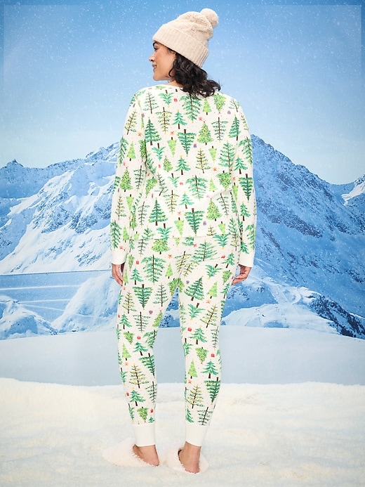 L'image numéro 8 présente Haut de pyjama en tissu gaufré à encolure dégagée pour femme