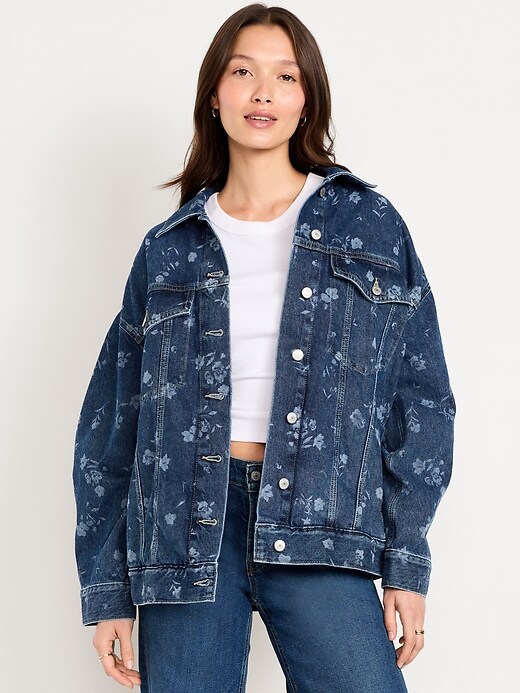 L'image numéro 1 présente Veste de camionneur surdimensionnée en denim à motif floral