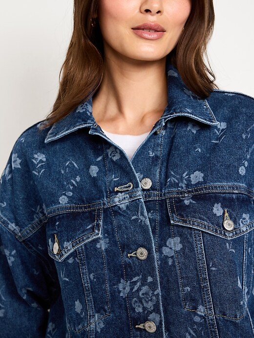 L'image numéro 4 présente Veste de camionneur surdimensionnée en denim à motif floral