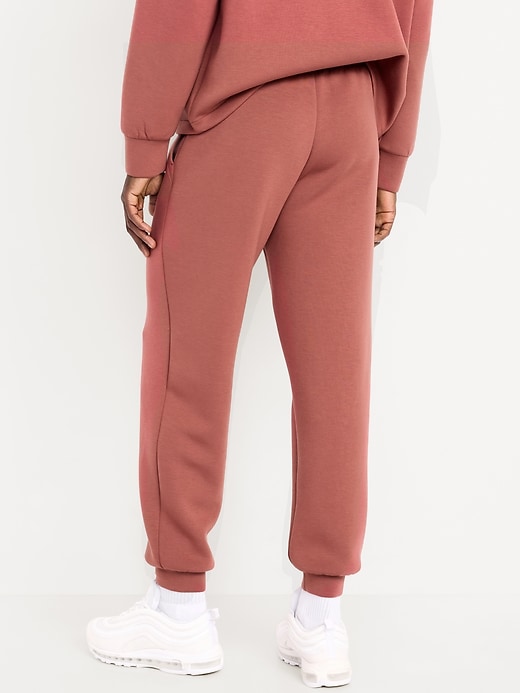 L'image numéro 2 présente Pantalon de jogging coupe généreuse en molleton raffiné