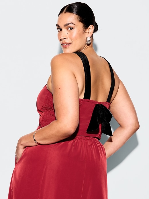 L'image numéro 9 présente Camisole courte en taffetas ornée d’une boucle Moments signés Old Navy