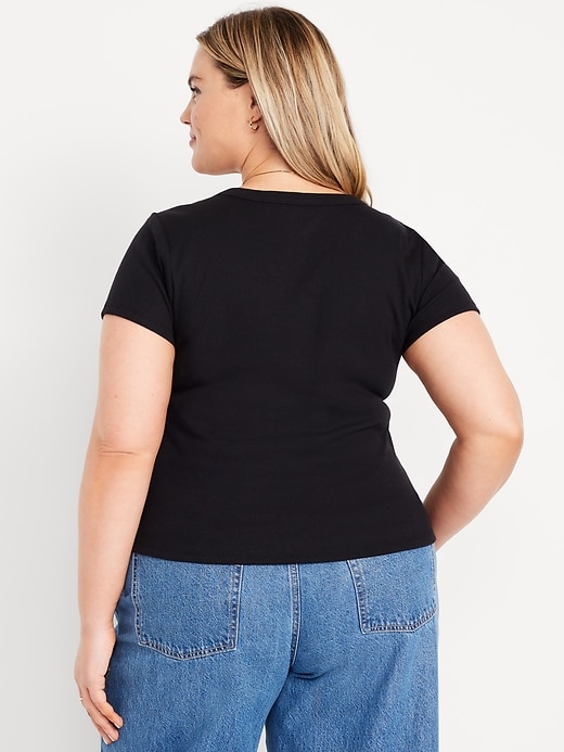 L'image numéro 8 présente T-shirt moulant à encolure en V