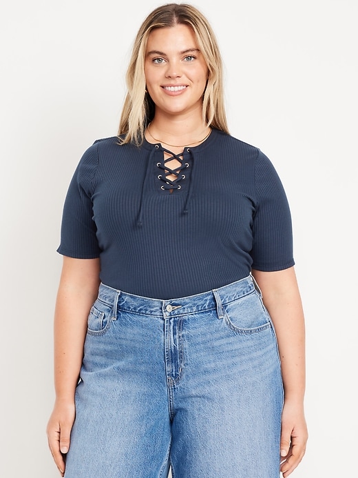 L'image numéro 6 présente Haut lacé à manches courtes