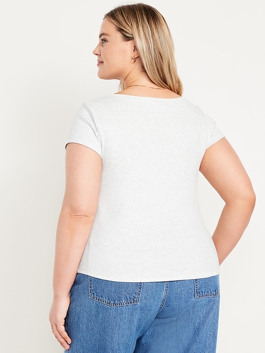 L'image numéro 8 présente T-shirt ajusté à encolure bateau