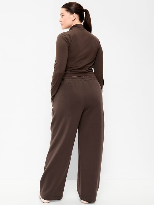 L'image numéro 6 présente Pantalon jambe large à taille haute en molleton qui reprend sa forme