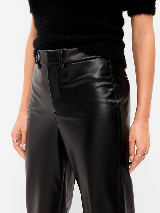 L'image numéro 5 présente Pantalon Pixie droit à taille haute en similicuir