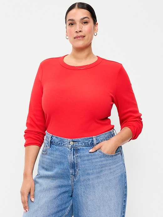 L'image numéro 7 présente T-shirt ajusté à col rond et à manches longues