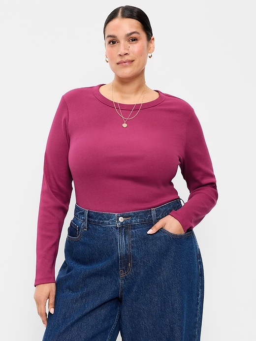 L'image numéro 8 présente T-shirt ajusté à col rond et à manches longues