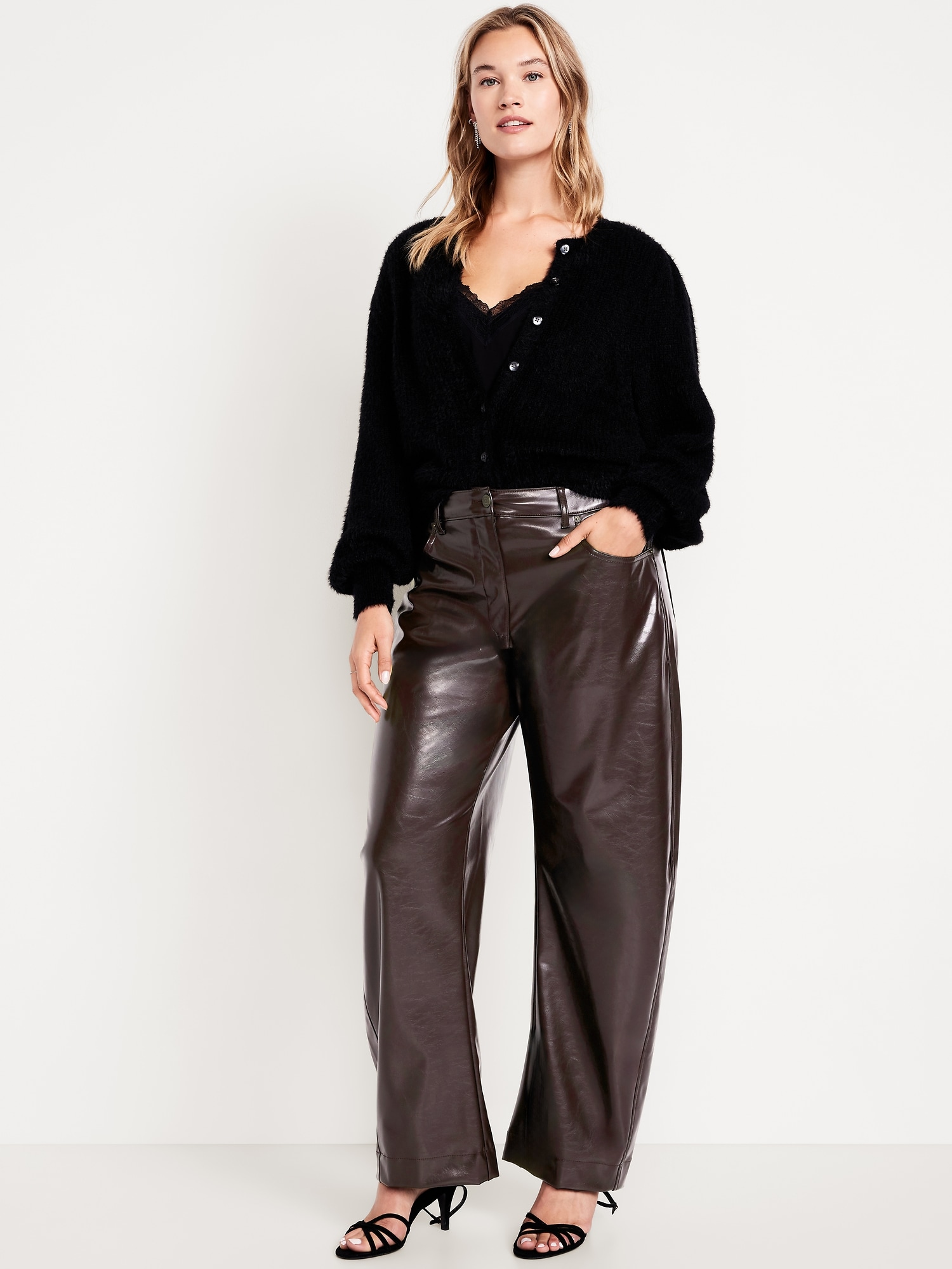 L'image numéro 6 présente Pantalon baril à taille haute en similicuir longueur cheville