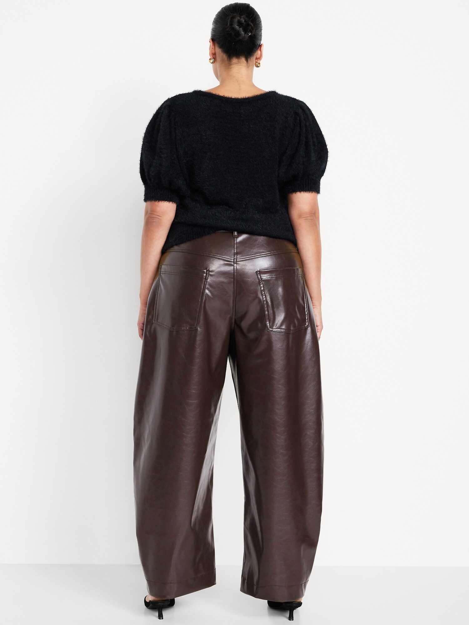 L'image numéro 9 présente Pantalon baril à taille haute en similicuir longueur cheville