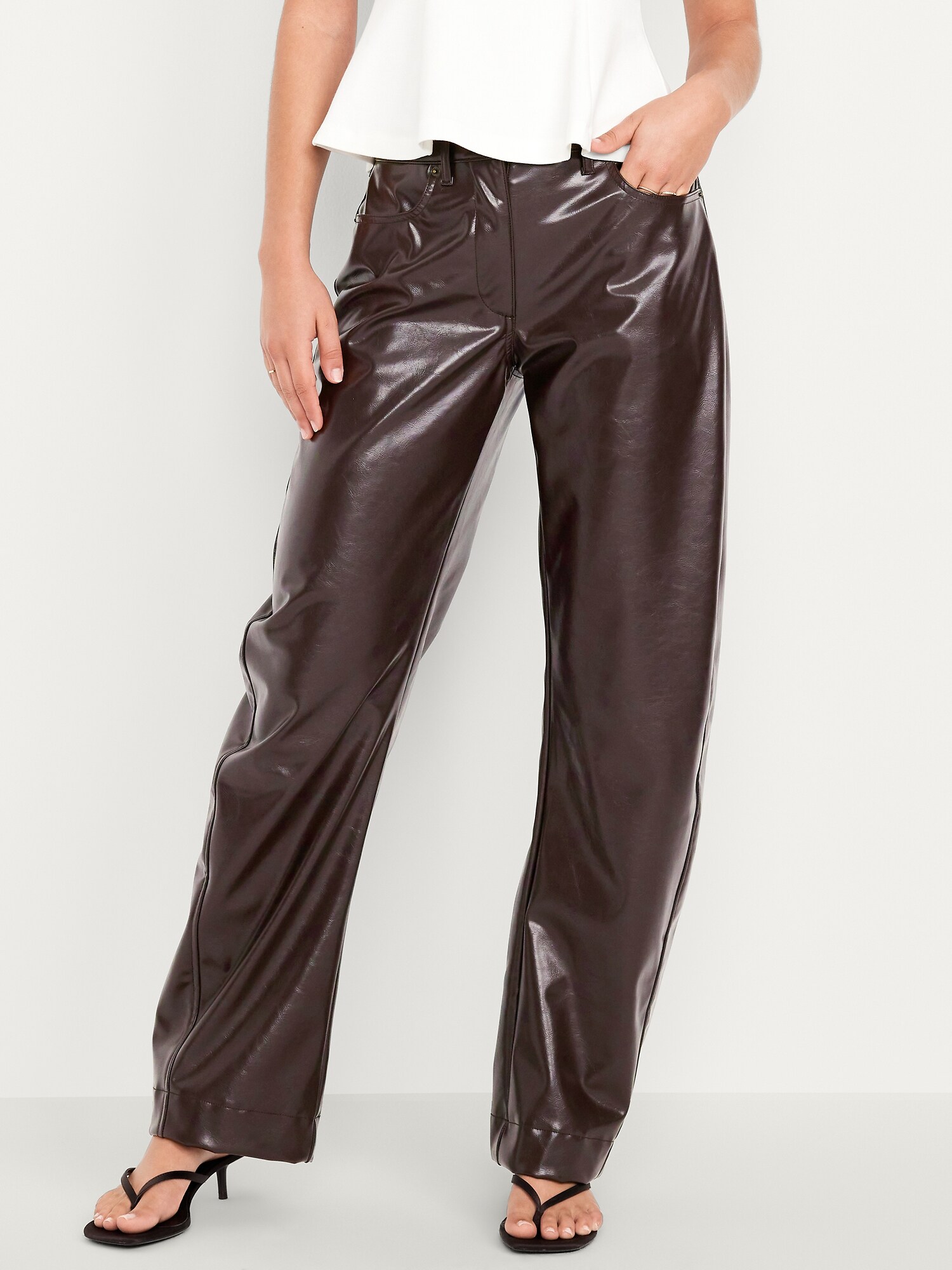 L'image numéro 2 présente Pantalon baril à taille haute en similicuir longueur cheville