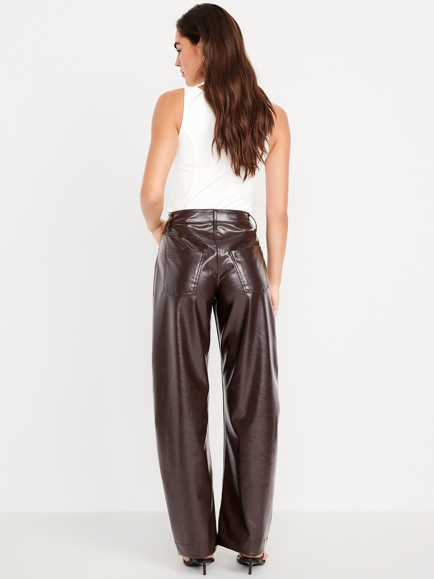 L'image numéro 3 présente Pantalon baril à taille haute en similicuir longueur cheville